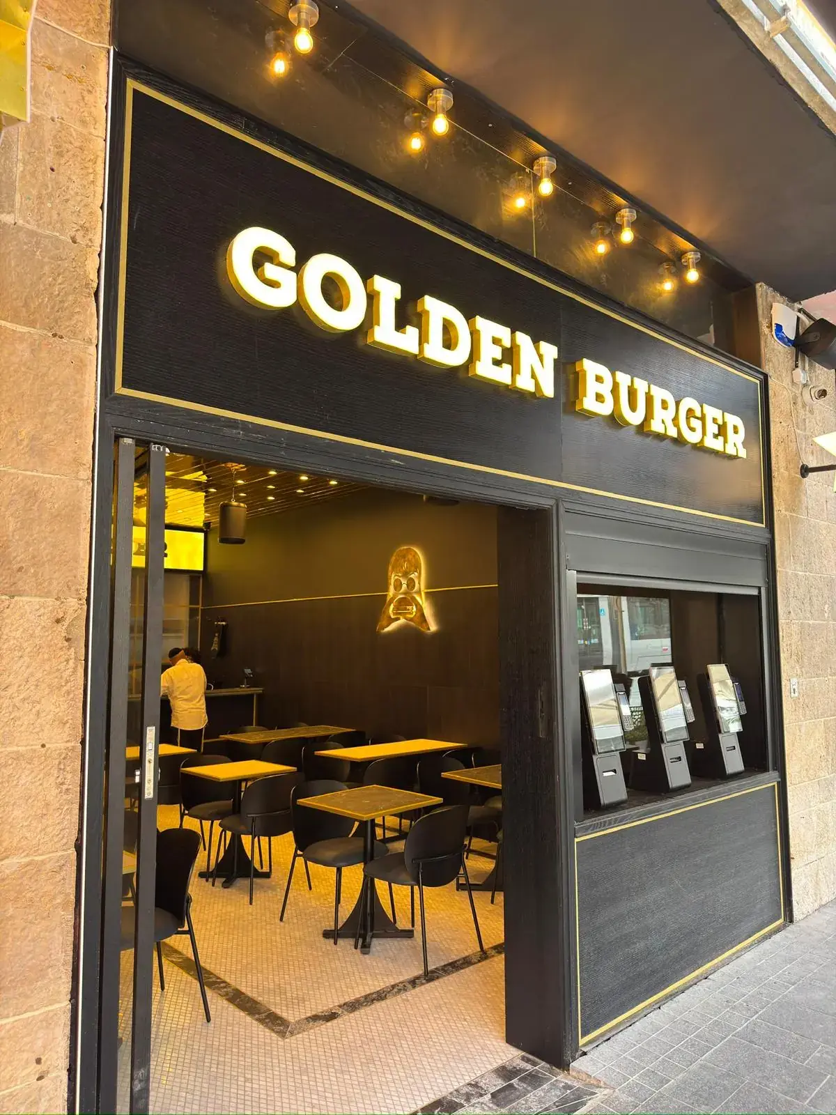 GOLDEN BURGER: שילוט מואר, גרפיקה ותאורה אדריכלית לסניף