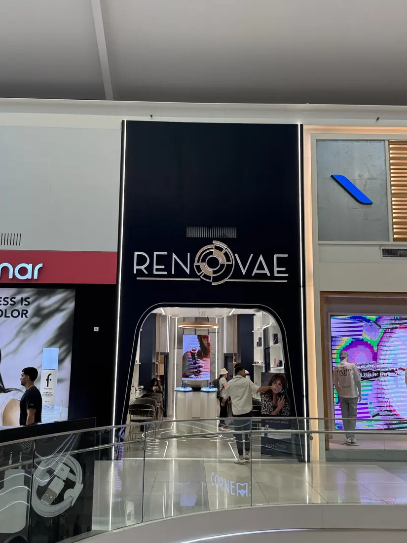 חזית ממותגת של RENOVAE: לוח שחור, אותיות, פסי אור וכניסה מעוצבת