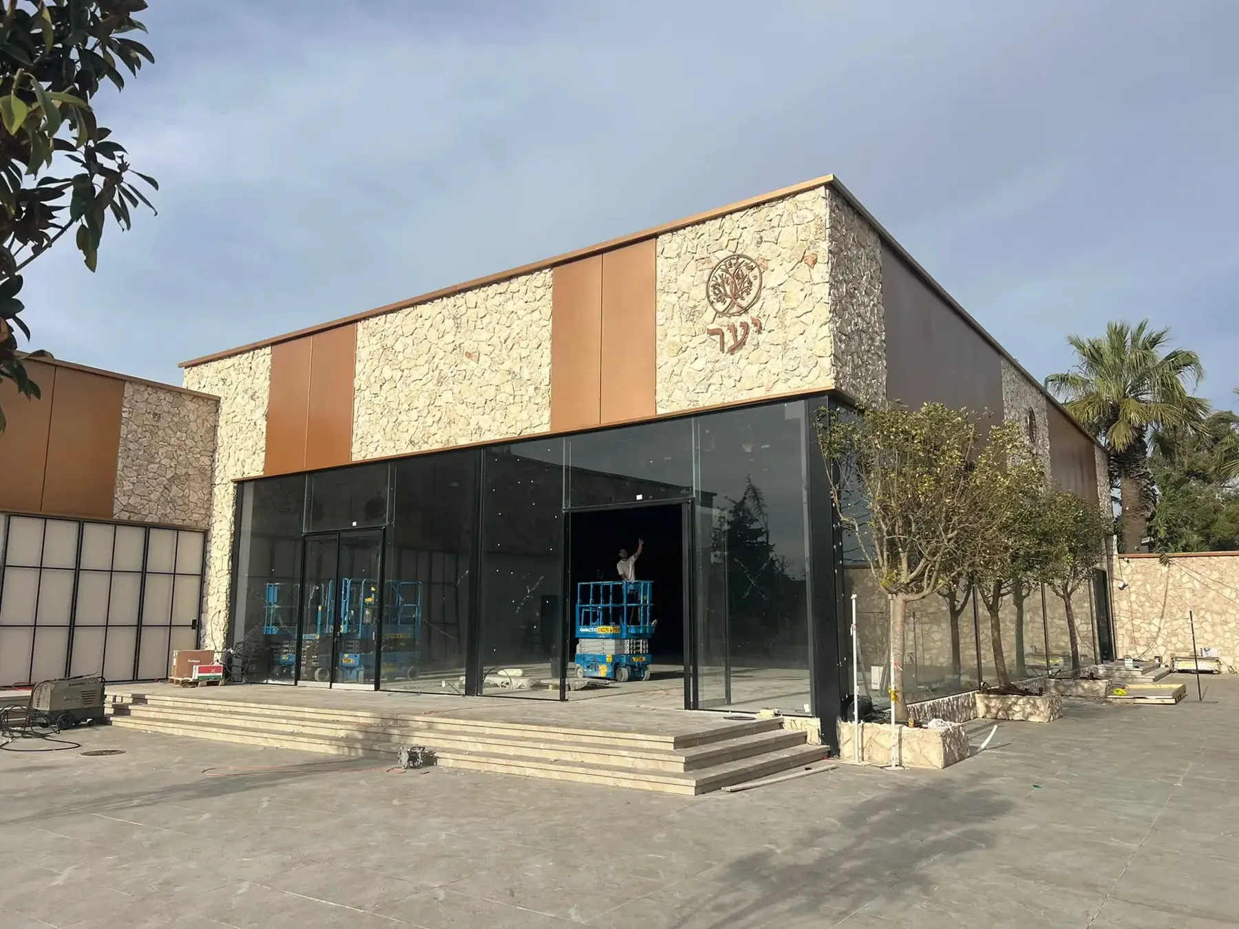 מבנה מסחרי שמעטפת החזית שלו חופתה