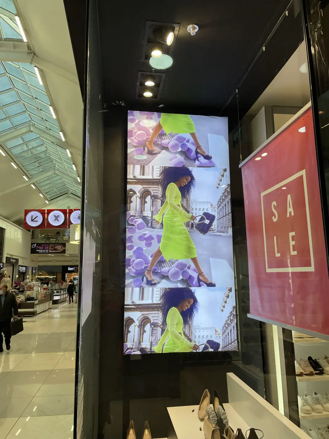 ארגז פריימלס אנכי בתוך ויטרינה של חנות נעליים בקניון, תמונת קמפיין צבעונית